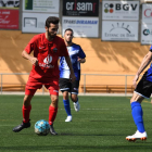 Un jugador de l’Alpicat controla la pilota davant de l’oposició d’un futbolista del Solsona, en una acció del partit d’ahir.