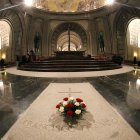 Imagen del interior de la basílica del Valle de los Caídos y de la tumba de Francisco Franco.