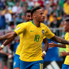 Neymar celebra el gol que inaugurava el marcador i encarrilava el triomf de Brasil sobre una selecció mexicana que va aguantar bé fins al descans.