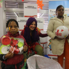 La Vermelleta de Creu Roja repartió juguetes entre mil niños de la ciudad de Lleida ayer.
