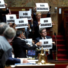 Diputats gals desitgen un “fins mai” a Valls a París, ahir.