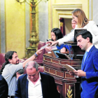 El líder de Podem entrega el vot a la presidenta del Congrés.
