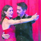 Raquel con Paco León, en su estreno.