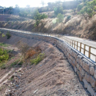 El muro de contención y la barandilla del acceso a Talavera.