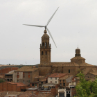 El campanario de La Granadella, con un molino al fondo.