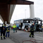 Almenys quatre morts en xocar un autobús amb un pilar a Avilès
