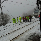 Operaris i efectius que van participar en el ‘rescat’ de passatgers, i el tren Alvia aturat al fons.