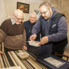 Miquel Àngel y Francisca de Alba entregando la comida a Josep de 86 años y que vive solo. 