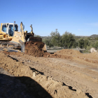 Obras de desbroce en Cervià de les Garrigues para la instalación de tuberías de las redes secundaria y terciaria del canal.
