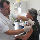 Un infermer administra la vacuna de a grip.