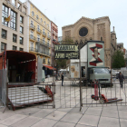 El escenario ya empezaba a tomar ayer la plaza de Sant Joan para la Fira de Titelles. 