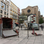 L’escenari ja començava a prendre ahir la plaça de Sant Joan per a la Fira de Titelles.