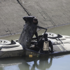 Imagen de los dos vehículos en el interior del canal. En la foto de la derecha, los buzos de los Mossos inspeccionando uno todoterreno. 