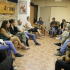 Un instante de la reunión de Marea Groga y miembros de varias Ampas ayer en La Baula.