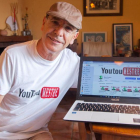 Ricard Bertran mostrant ahir el canal a YouTube.