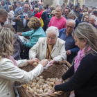 Un momento de la entrega de los panecillos, bendecidos por la reliquia de la Santa Creu.