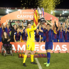 Momento en el que las jugadoras del Barcelona levantan la Copa de la Reina, con Rubiales a la izquierda.