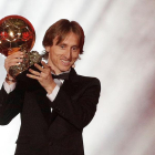 Luka Modric muestra su trofeo anoche en París.