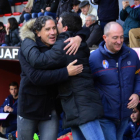 Raúl Garrido saluda a Gerard Albadalejo en el partido de la primera vuelta en Olot.