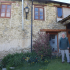 Peter Rolsland frente a su casa en Ars, en Les Valls de Valira.