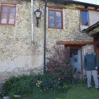 Peter Rolsland, davant la seua casa a Ars, a les Valls de Valira.