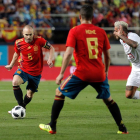 Andrés Iniesta condueix la pilota en una acció del partit d’ahir, en el qual Espanya no va passar de l’empat contra Suïssa.