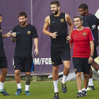 Messi, Jordi Alba i Piqué ahir durant l’entrenament.