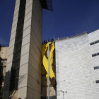 Un gran lazo amarillo recordó ayer los tres meses de Oriol Junqueras en la prisión.