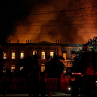 El Museo Nacional de Brasil en Río de Janeiro durante el incendio