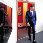 Imagen de Pedro Sánchez entrando a la rueda de prensa celebrada ayer en la Moncloa.