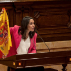 Inés Arrimadas durante su réplica en el Parlament de Catalunya, alzando la bandera española.