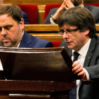Oriol Junqueras i Carles Puigdemont al Parlament en una imatge d'arxiu.