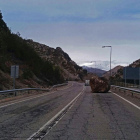 Imagen de la roca que cortó el viernes un carril de la N-260 en la entrada del túnel de Erinyà.