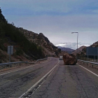 Imatge de la roca que va tallar divendres un carril de l’N-260 a l’entrada del túnel d’Erinyà.