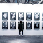 Les fotos, abans de despenjar-les de l’estand a Arco el dia previ a la inauguració.