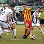 Juanto Ortuño controla el balón presionado por varios futbolistas del Castellón, ayer durante el partido en Castalia.