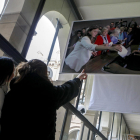 Las fotos de gran formato de la exposición se acabaron de colocar ayer en los claustros del Rectorado.