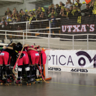 Las jugadoras del Vila-sana hacen un corro ante el numeroso grupo de aficionados que fueron a Vilanova i la Geltrú a animarlas.