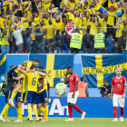Los jugadores suecos celebran el gol ante la desolación de los suizos.