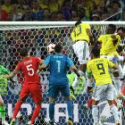 El barcelonista Yerri Mina, con este salto espectacular, empató el partido en el tiempo añadido y forzó la prórroga para Colombia.