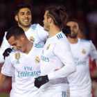 Gareth Bale celebra amb els companys Marco Asensio i Lucas Vázquez el primer gol del partit.