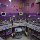 Unidad de cuidados intensivos de neonatos en un hospital.