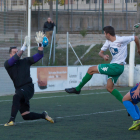 Un jugador del Balàfia supera el porter de l’Albi en una acció del partit, aconseguint un dels quatre gols.