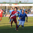 Un jugador de l’Artesa intenta controlar la pilota davant la pressió rival.