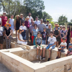 Foto de família dels veïns d’Almenara amb l’alcalde i l’edil de Joventut d’Agramunt.