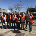 Delegados de UGT-Terres de Lleida repartieron ayer folletos sobre la huelga en el Mercat de Pardinyes. 