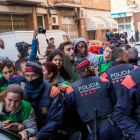 Dos manifestants detinguts i un mosso ferit en un desnonament a Lleida