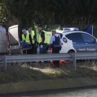 Agents de la unitat d’investigació de Mossos treballant ahir al lloc on l’extreballador es va treure la vida a la partida Fontanet.