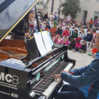Uno de los conciertos de piano en la calle ayer en Cervera, con un atento público infantil. 