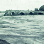 Aspecte del pont del Segre el dia 23 d'octubre del 1907.